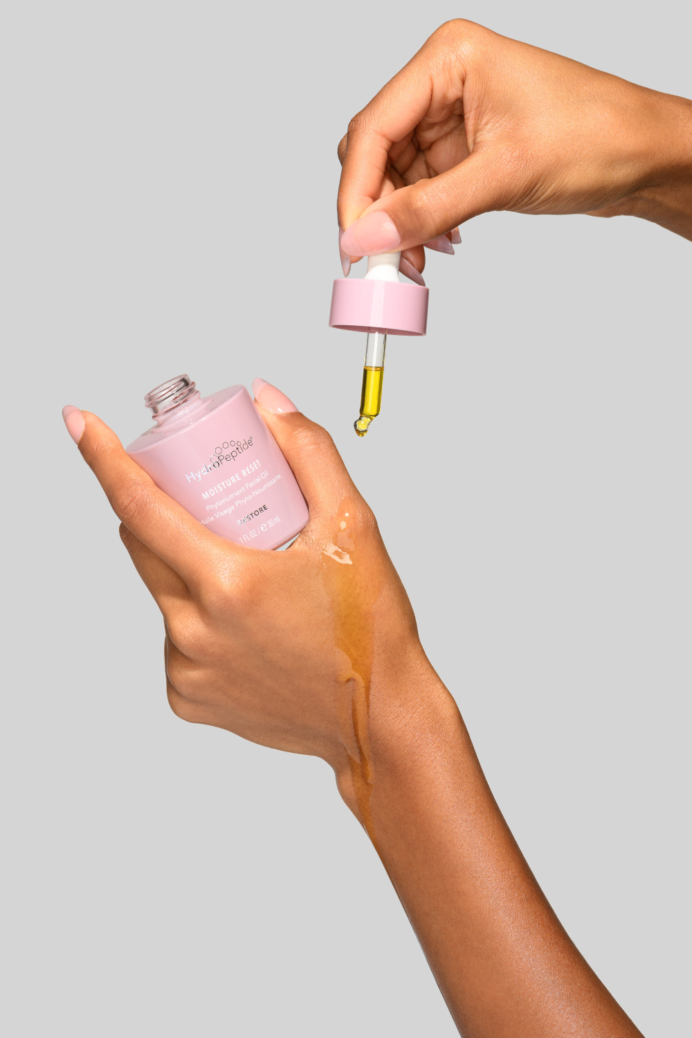 HYDROPEPTIDE MOISTURE RESET OIL  Moisture Reset Oil <br> Nährendes Gesichtsöl 
Feuchtigkeitsspendendes und nährendes botanisches Gesichtsöl, das bis zu 13 verschiedene wertvolle Öle für die Hydratation und Pflege der Haut enthält.