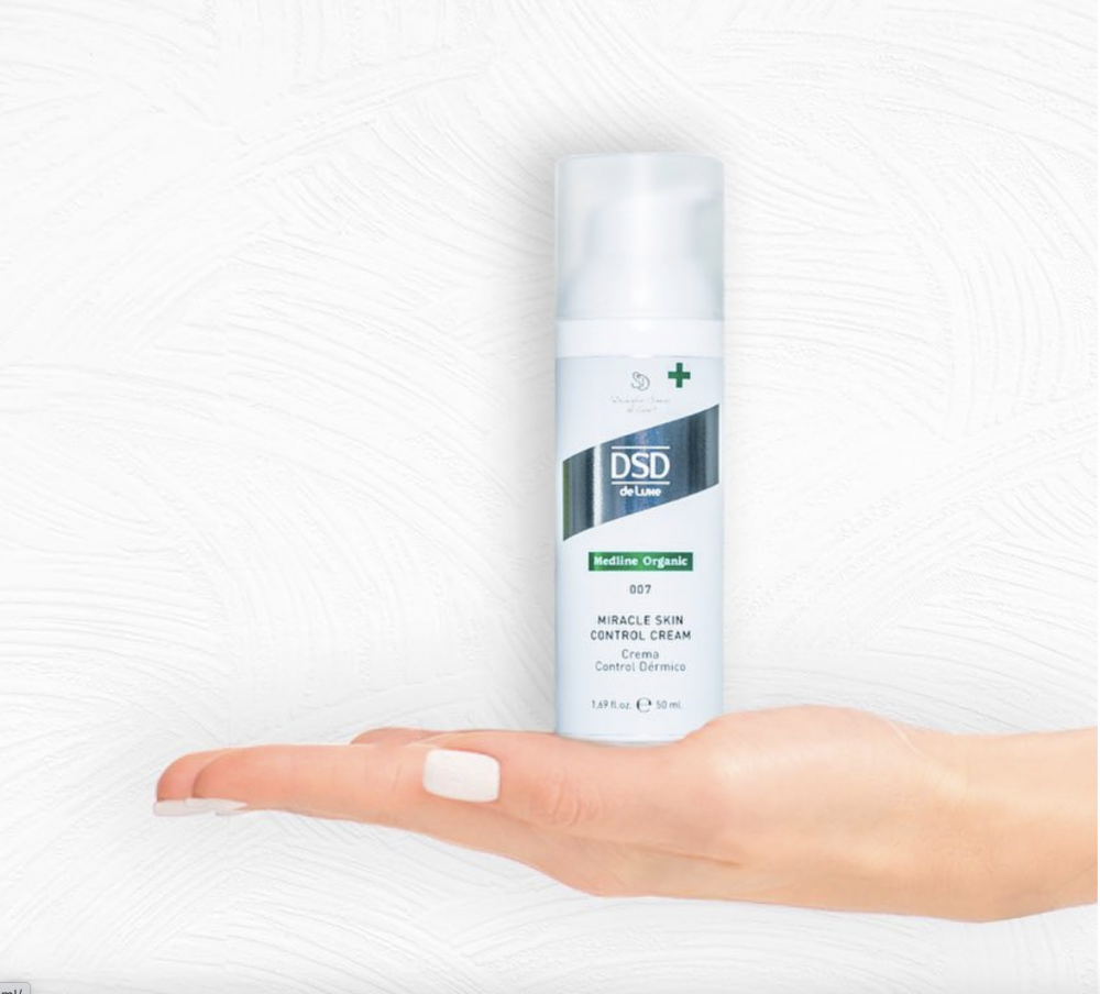 DSD DE LUXE MIRACLE SKIN CONTROL 
Feuchtigkeitsspendende und beruhigende Creme für schuppige Kopfhaut. Gegen Juckreiz und trockene Kopfhaut.