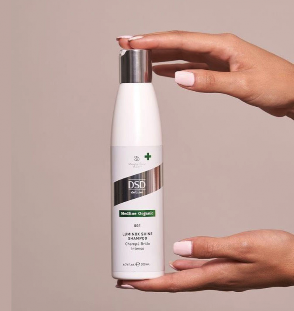 DSD SIMONE DE LUXE LUMINOX SHINE SHAMPOO 
001 Natürlicher Shampoo ohne Sulfate hilft dabei, die Hautmikroflora wiederherzustellen und die Feuchtigkeit der Haare aufrechtzuerhalten. Ohne Sulfate und Parabene.