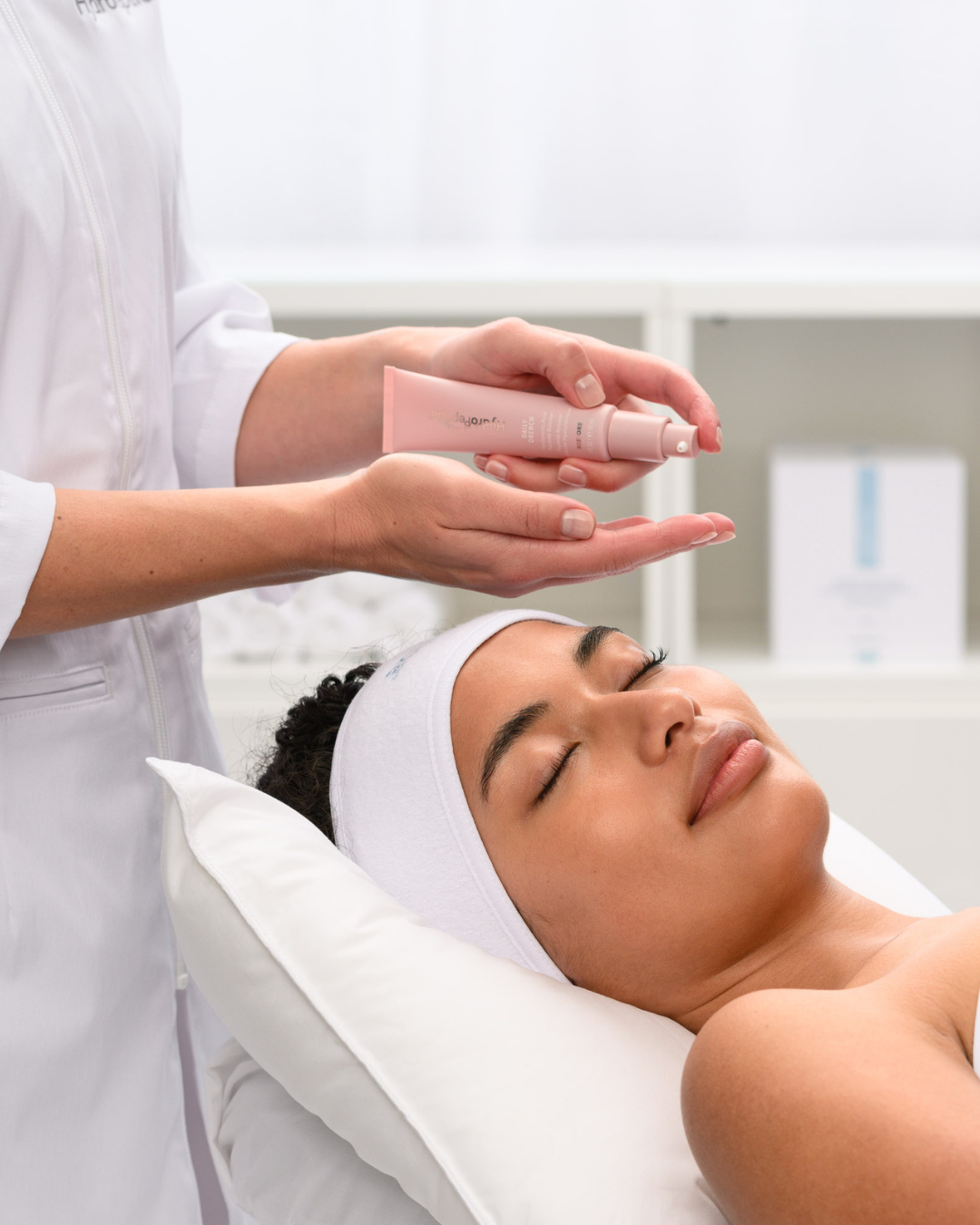 HYDROPEPTIDE DAILY DRENCH SERUM 
Befeuchtendes Serum mit dem Patent CELLRENEW 16 und 3D Hyaluronsäure.