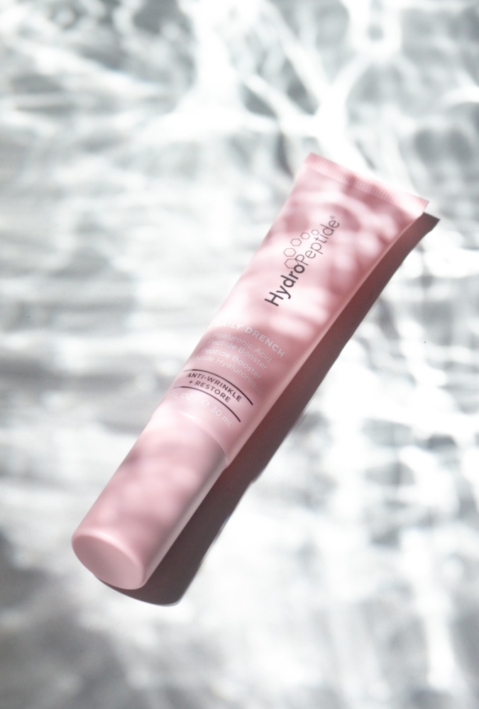 DAILY DRENCH SERUM 
Hydratisierendes Serum mit dem Patent CELLRENEW 16 und 3D Hyaluronsäure.