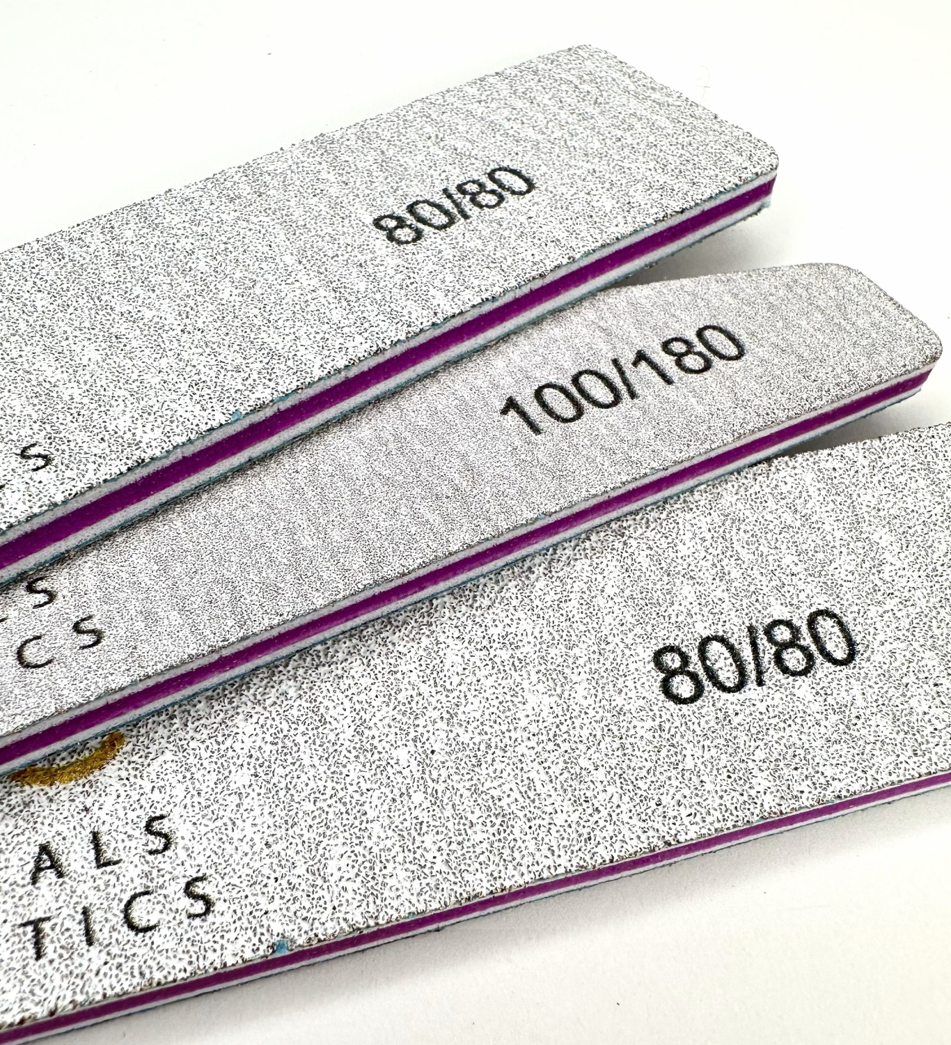 NAIL FILE 80/80 - PROFESSIONAL MEDICALS COSMETICS 
Professionelle Nagelfeile mit strapazierfähiger Oberfläche für schnelles und präzises Formen.