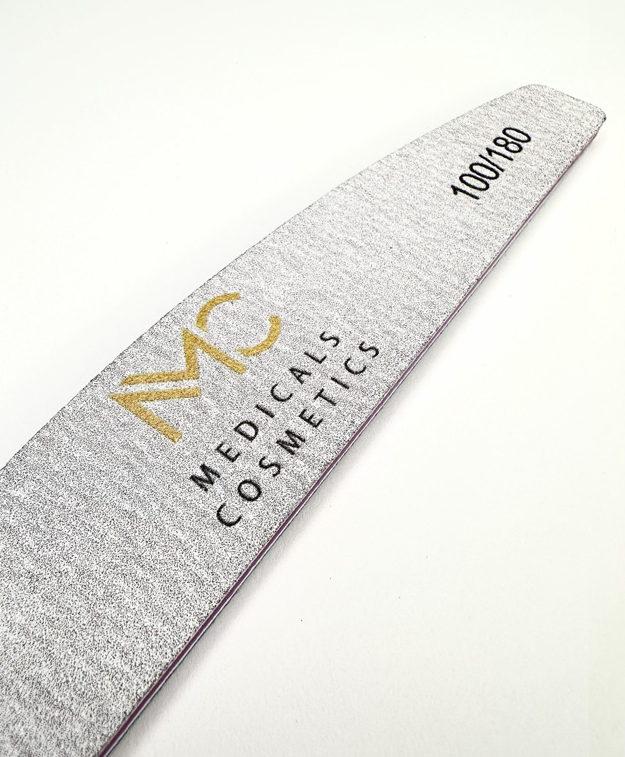 NAIL FILE 100/180 - PROFESSIONAL MEDICALS COSMETICS 
Professionelle Nagelfeile mit strapazierfähiger Oberfläche für schnelles und präzises Formen.