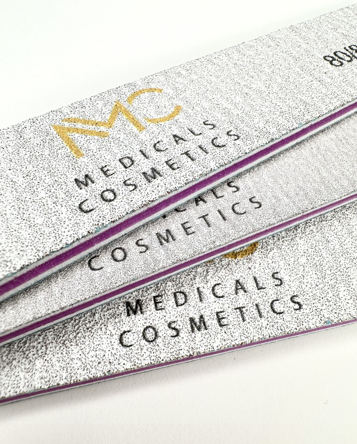 NAIL FILE 100/180 - PROFESSIONAL MEDICALS COSMETICS 
Professionelle Nagelfeile mit strapazierfähiger Oberfläche für schnelles und präzises Formen.