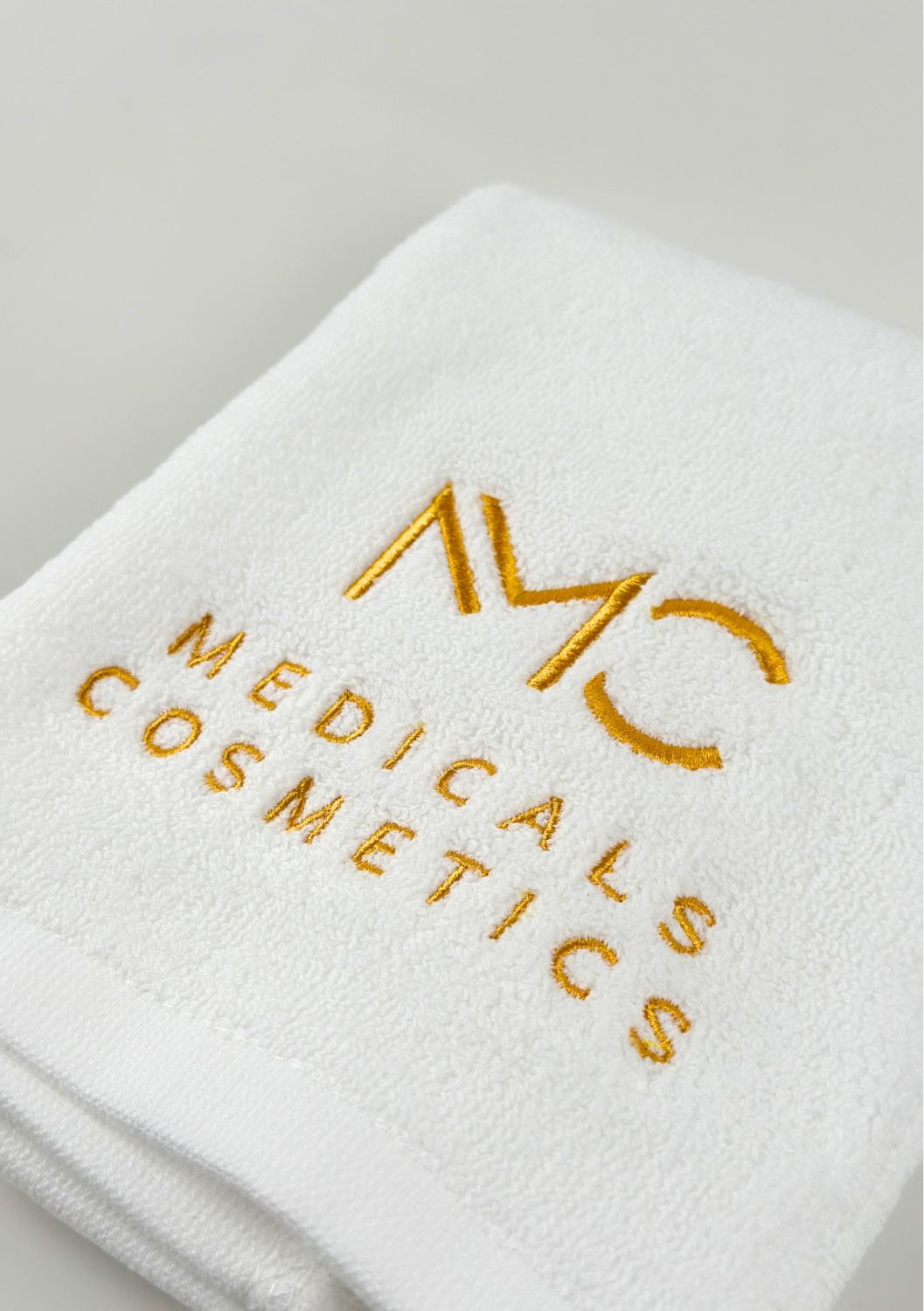 TOWEL MEDICALS COSMETICS SMALL WHITE, GOLDEN LOGO 
Kleines Baumwollhandtuch Medicals Cosmetics weiß mit goldenem Stickerei