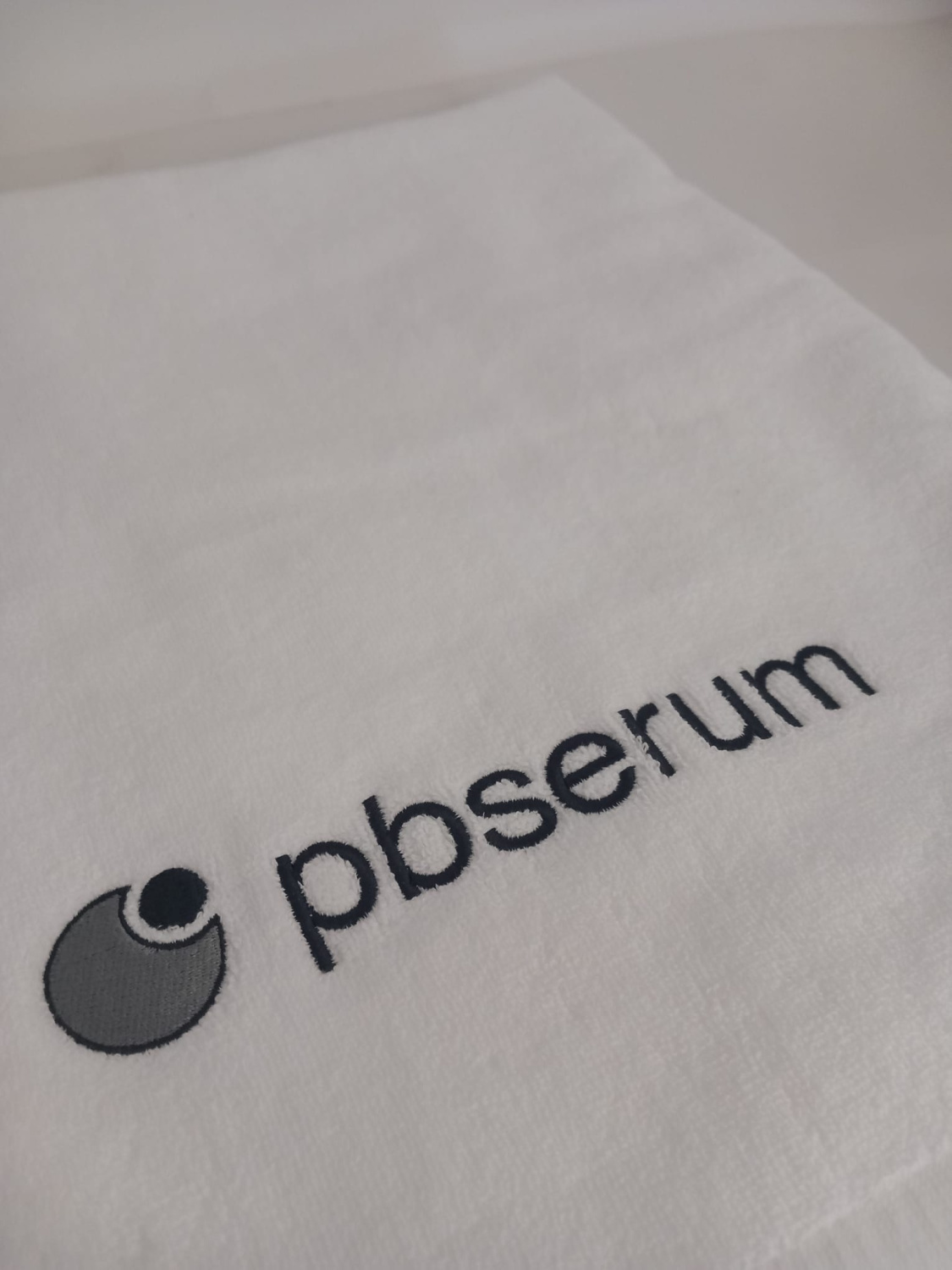 Towel PBSerum Big White + Grey Logo 
180x80 Großes Baumwollhandtuch mit PBSerum-Logo, mit grauer Stickerei