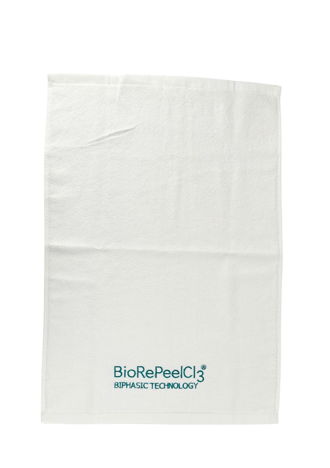 TOWEL BIOREPEEL SMALL, WHITE WITH BLUE-TO-GREEN LOGO 
40x60 cm Malý bavlnený uterák s logom BioRePeel, biely s tyrkysovou výšivkou