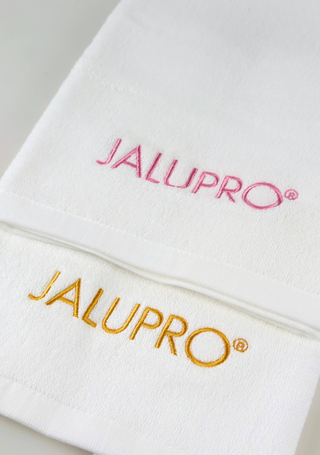 TOWEL JALUPRO SMALL, WHITE WITH PINK LOGO 
40x60 cm Kleines Baumwollhandtuch mit Jalupro-Logo, weiß mit rosa Stickerei