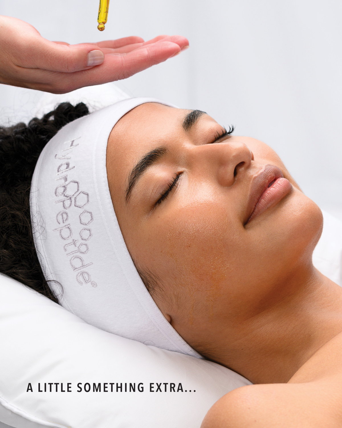 HYDROPEPTIDE MOISTURE RESET OIL 
Feuchtigkeitsspendendes und nährendes botanisches Gesichtsöl, das bis zu 13 Arten seltener Öle für die Hydratation und Ernährung der Haut enthält.