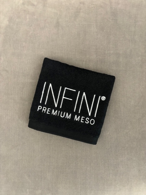 Geschenk - Kleines, schwarzes Infini Baumwollhandtuch mit weißem Logo 35x35 cm<br>Towel Infini small black, white logo