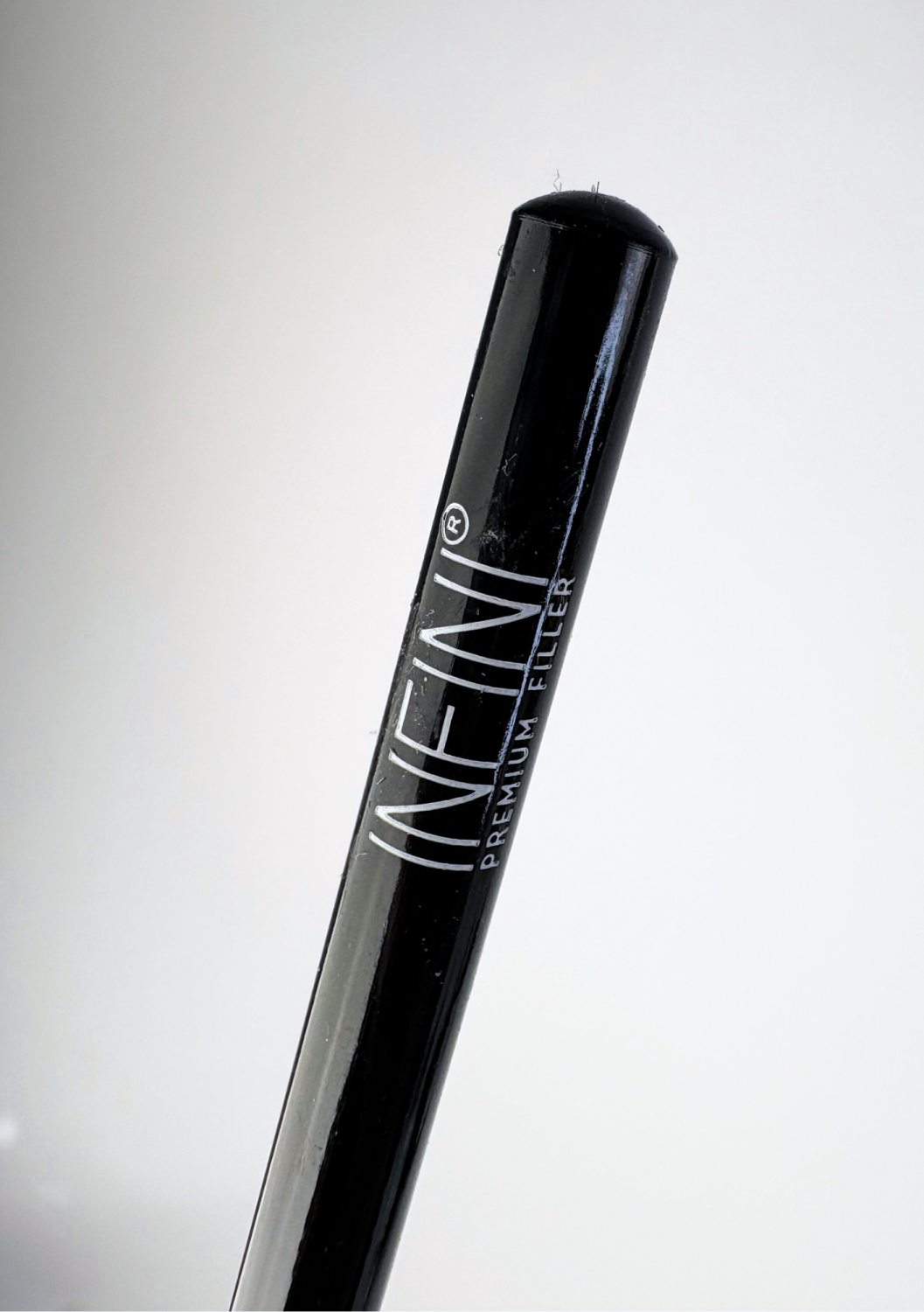 Infini Cosmetics drawing up pencil with sharpener lid - white<br>Weißer Stift für ästhetische Behandlungen mit Anspitzer
