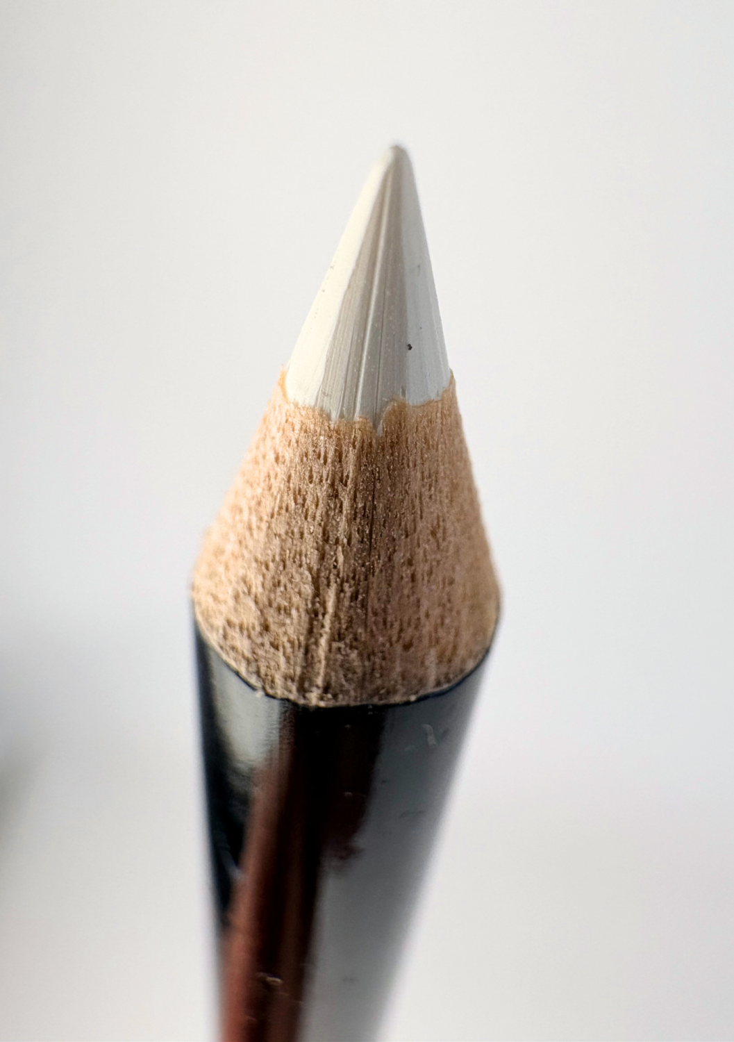 Gift Infini Cosmetics drawing up pencil with sharpener lid - white<br>Geschenk Weißer Stift für ästhetische Behandlungen mit Anspitzer