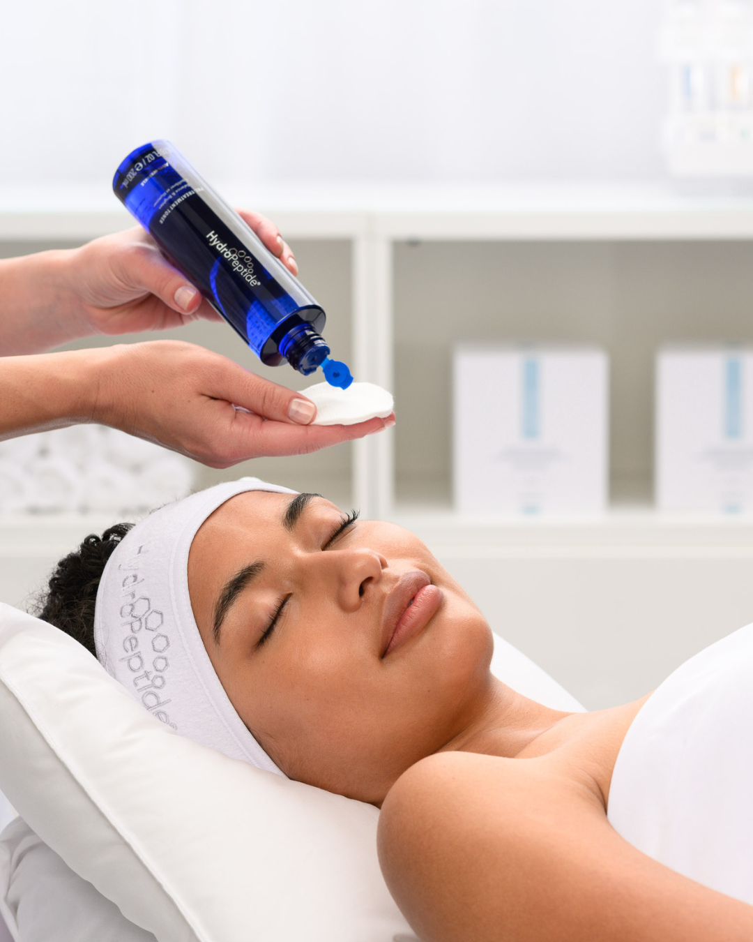 HYDROPEPTIDE PRE TREATMENT TONER 
Pleťový toner s kmeňovými bunkami, 6 peptidmi s vitamínom C, kyselinou hyalúronovou. Reštartuje a tonizuje pleť vďaka patentovaným peptidom a kyseline hyalúronovej.